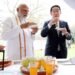 पंतप्रधान नरेंद्र मोदी यांनी जपानचे पंतप्रधान फुमियो किशिदा यांना पाणीपुरी खाऊ घातली….