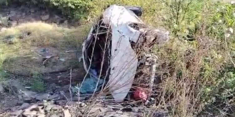 औसा – निलंगा मार्गावर चलबुर्गी पाटी येथे कार पलटून भीषण अपघातात निलंगा येथील बडूरकर कुटुंबातील 4 जणांचा मृत्यू….