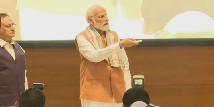 पंतप्रधान नरेंद्र मोदी यांनी नवी दिल्ली येथे नव्याने बांधलेल्या भाजप केंद्रीय कार्यालयाचे उद्घाटन केले….