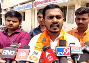 सोलापुरात ‘फडणवीसांवर’कारवाईसाठी ‘अभाविप’ आक्रमक ; चंद्रकांत दादांना कार्यक्रमाला येऊ देणार नाही ; काय आहे नेमके प्रकरण