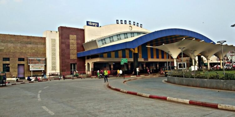 सोलापूर रेल्वे स्टेशनवर दिल्या जाणाऱ्या निकृष्ट सेवा आणि जेवणाच्या पार्श्वभूमीवर मक्तेदारांवर कारवाई करण्याचे आदेश…..