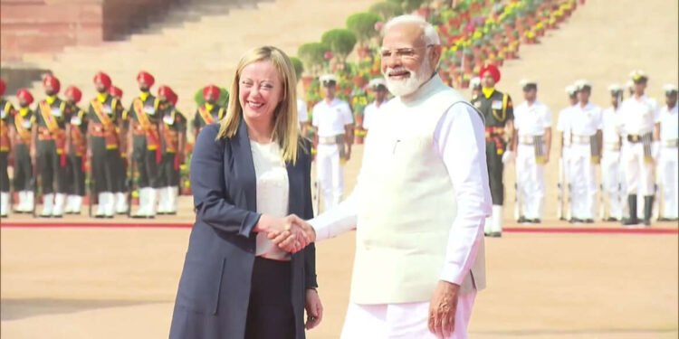 राष्ट्रपती भवनात पंतप्रधान मोदी आणि इटलीचे पंतप्रधान…