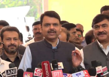 LIVE | देवेंद्र फडणवीस विधानभवन मध्ये माध्यमांशी संवाद साधताना….