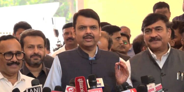 LIVE | देवेंद्र फडणवीस विधानभवन मध्ये माध्यमांशी संवाद साधताना….