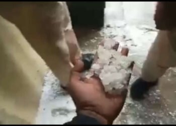 मुदखेड :- बारड येथे वादळी वाऱ्याने महामार्ग केंद्राचे पत्रे उडून गारामुळे सर्व केंद्र भरले.