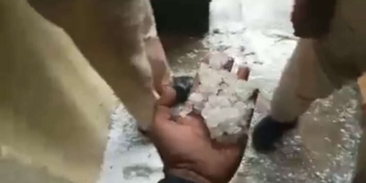 मुदखेड :- बारड येथे वादळी वाऱ्याने महामार्ग केंद्राचे पत्रे उडून गारामुळे सर्व केंद्र भरले.