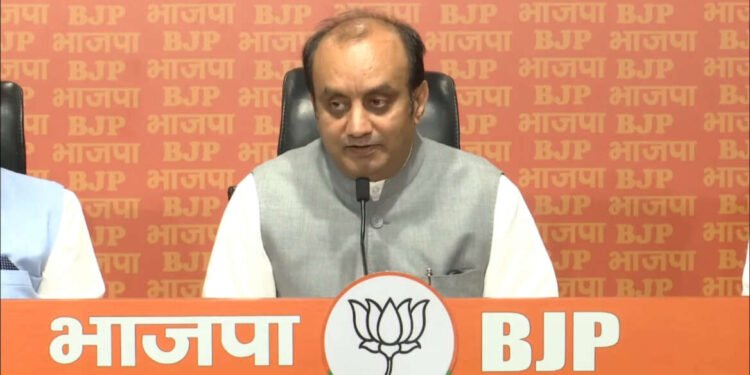 भाजपचे राष्ट्रीय प्रवक्ते डॉ सुधांशू त्रिवेदी नवी दिल्लीतील पक्षाच्या मुख्यालयात पत्रकार परिषदेत…..