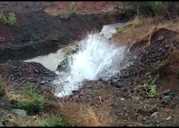 लोहा:-  राज्य मार्ग बायपास रोड लागत कॅनॉल  फुटुन दररोज हजारो लिटर पाण्याची नासाडी