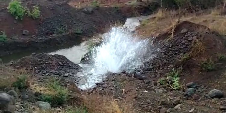 लोहा:-  राज्य मार्ग बायपास रोड लागत कॅनॉल  फुटुन दररोज हजारो लिटर पाण्याची नासाडी