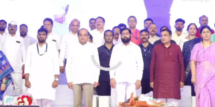 गोपीनाथ मुंडे यांचे स्मरण; मुख्यमंत्री, पंकजा आणि छगन भुजबळ व्यासपीठावर….