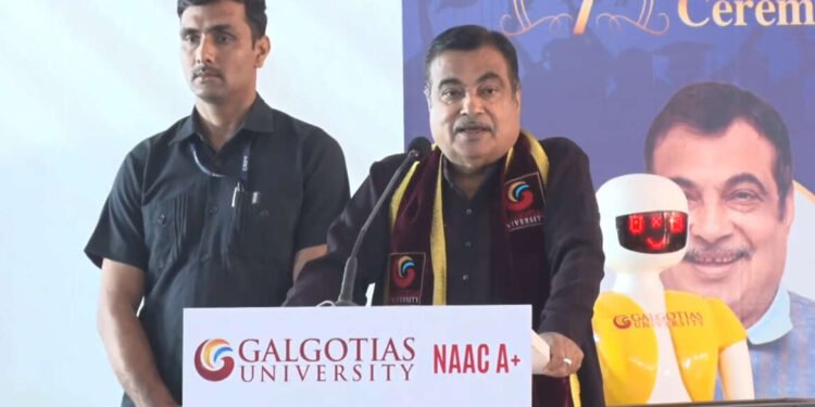 नितीन गडकरी – ग्रेटर नोएडा येथील गलगोटियास विद्यापीठाच्या दीक्षांत समारंभ….