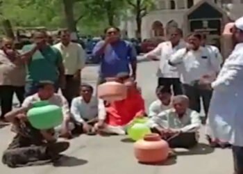 15 दिवसांपासून पाणी नाही, पाडव्याच्या दिवशी सोलापूरकर रस्त्यावर…..