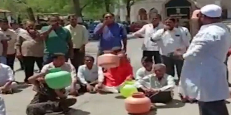 15 दिवसांपासून पाणी नाही, पाडव्याच्या दिवशी सोलापूरकर रस्त्यावर…..