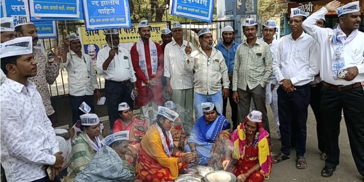 सोलापुर:- आम आदमीने रस्त्यावर पेटवली चूल ; गॅस दरवाढीचा तीव्र शब्दात निषेध नोंदवण्यात आला….