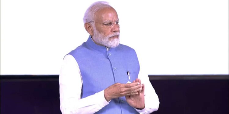 पंतप्रधान नरेंद्र मोदी वाराणसी येथील रुद्राकाश कन्व्हेन्शन सेंटर येथे ‘वन वर्ल्ड टीबी समिट’….