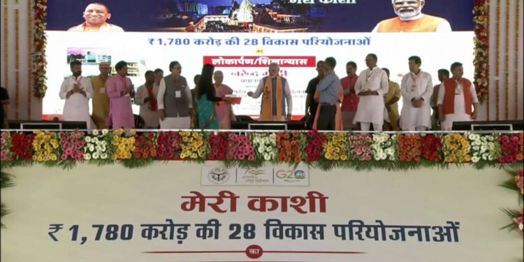 पंतप्रधान नरेंद्र मोदी यांनी उत्तर प्रदेशातील वाराणसी येथे विविध प्रकल्पांचे लोकार्पण आणि पायाभरणी केली….