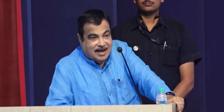 वनराई फाउंडेशन, नागपूर आयोजित कै.डॉ.मोहन धारिया नेशन बिल्डिंग पुरस्कार सोहळ्याला संबोधित करताना….