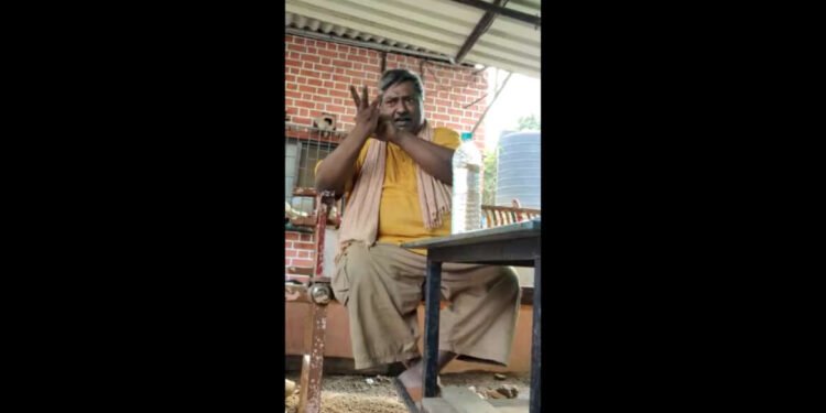 कपड्यांकडे बघू नका…. पण हुशार माणूस दिसत आहे… खूप मौल्यवान टीप देऊन गेला..