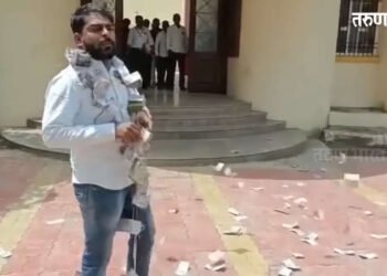 लाच मागितली म्हणून सरपंचाकडून 2 लाख रुपये हवेत उडवत आंदोलन….