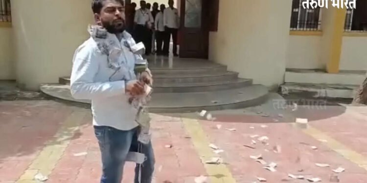 लाच मागितली म्हणून सरपंचाकडून 2 लाख रुपये हवेत उडवत आंदोलन….