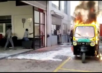 महिंद्रा शोरूम मधून घेतलेली स्वतःच्या मालकीची गाडी शेतकऱ्याने जाळली….