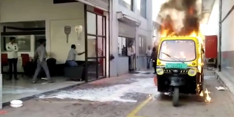 महिंद्रा शोरूम मधून घेतलेली स्वतःच्या मालकीची गाडी शेतकऱ्याने जाळली….