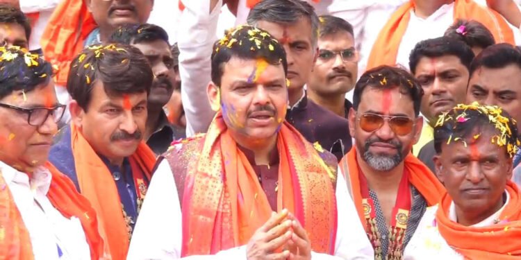 उपमुख्यमंत्री देवेंद्र फडणवीस यांनी दिल्या होळीच्या शुभेच्छा….