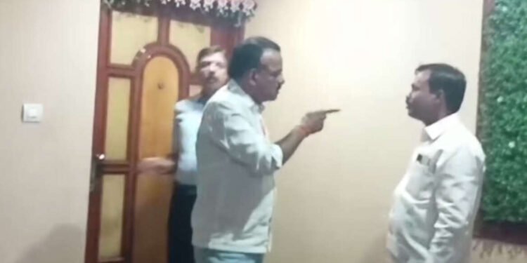 नाना पटोलेंच्या निवासस्थानी सराफा व्यापाऱ्याचा गोंधळ, स्वीय सहाय्यकावरही फसवणुकीचा आरोप….