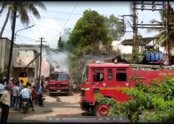 लक्ष्मीनारायण थिएटर मागे कारखान्याला लागली आग…