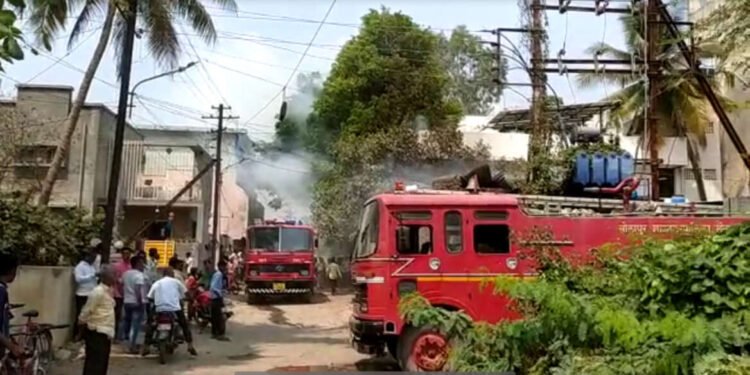 लक्ष्मीनारायण थिएटर मागे कारखान्याला लागली आग…