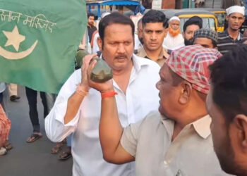 मुस्लिम समाजातील अंत्ययात्रा दिसली…. उदयनराजे थांबले, अंत्यदर्शन घेतले; इतकेच काय खांदा ही दिला….