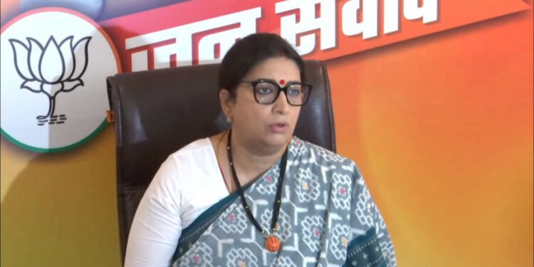केंद्रीय मंत्री  स्मृती इराणी यांची नवी दिल्लीत प्रेस कॉन्फरन्स