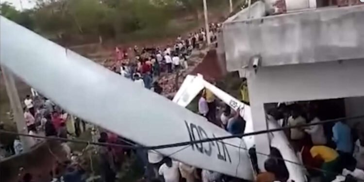 विमान उडण्यापासून ते पडण्यापर्यंतचा संपूर्ण व्हिडिओ कॅमेऱ्यात कैद…..