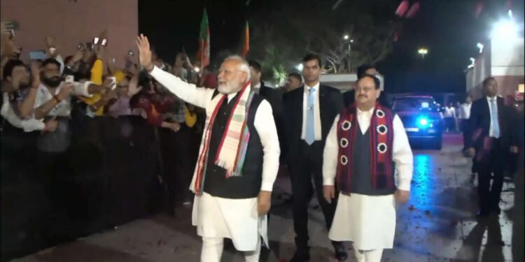 नवी दिल्लीतील भाजप मुख्यालयात विजयोत्सव साजरा करण्यात आला…