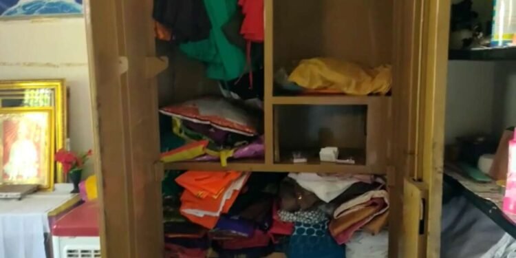 शिरूर अनंतपाळ शहरात भरदिवसा घरफोडी , सोने चांदीसह 3 लाख 31 हजाराचा ऐवज लंपास, पोलीसांची मात्र बघ्याची भूमिका