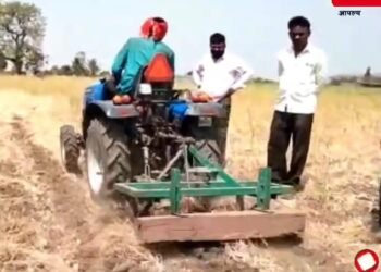 शेतकऱ्याने घेतली टोकाची भूमिका; तीन एकर कांद्यावर फिरवला नागर….