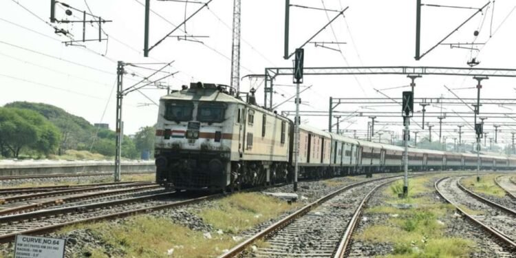 सोलापूर विभागातील 100% विद्युतीकरणामुळे वार्षिक 122 कोटी रुपयांची बचत – अप्पर रेल्वे मंडल प्रबंधक एस एस परिहार….