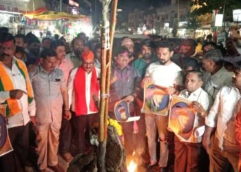 भाजप कार्यकर्त्यांनी होलिका उत्सवामध्ये औरंगजेबचे पोस्टर व पुतळा दहन केला….