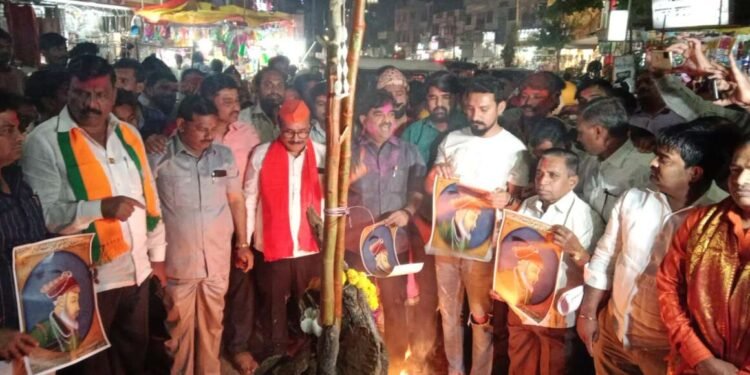 भाजप कार्यकर्त्यांनी होलिका उत्सवामध्ये औरंगजेबचे पोस्टर व पुतळा दहन केला….