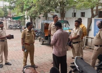 येलदरी रस्त्यावर अचानक विद्युत तार दुचाकीस्वारांवर पडल्याने तीन जण गंभीर जख्मी.