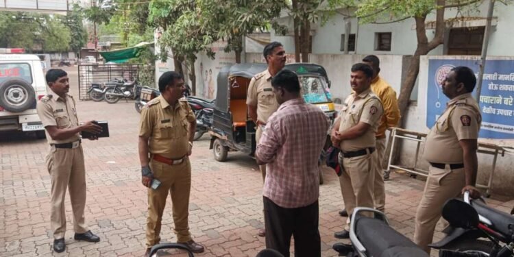 येलदरी रस्त्यावर अचानक विद्युत तार दुचाकीस्वारांवर पडल्याने तीन जण गंभीर जख्मी.