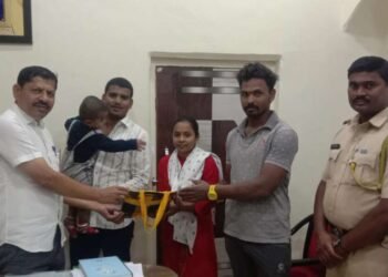 तुळजापूर:- युवकाचा प्रामाणिकपणा; सापडलेला मोबाईल व पर्स केली परत….