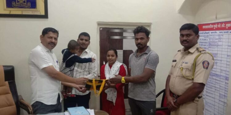 तुळजापूर:- युवकाचा प्रामाणिकपणा; सापडलेला मोबाईल व पर्स केली परत….