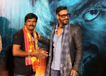 सिनेअभिनेते अजय देवगन यांनी नळदुर्गच्या शंकर वाघमारे या त्यांच्या चाहत्यास दिली रुद्राक्ष माळेची भेट….