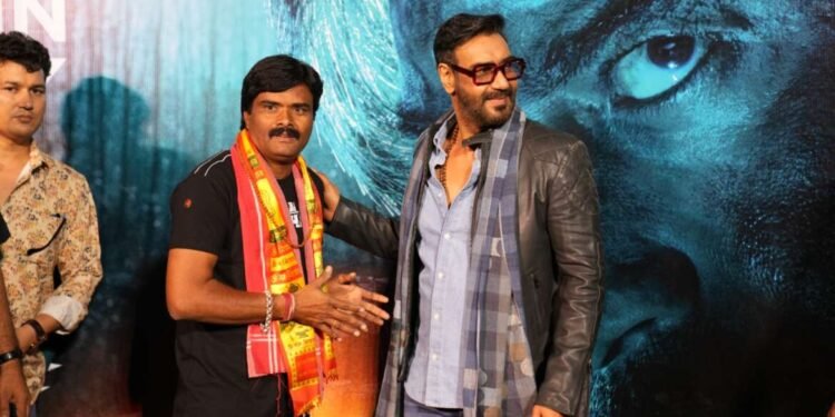 सिनेअभिनेते अजय देवगन यांनी नळदुर्गच्या शंकर वाघमारे या त्यांच्या चाहत्यास दिली रुद्राक्ष माळेची भेट….