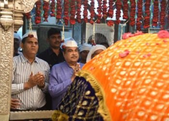 नागपूर :- संत ताजुद्दिन बाबा यांच्या ८०व्या वार्षिक उरुस निमित्त गडकरी यांनी दर्शन घेतले….
