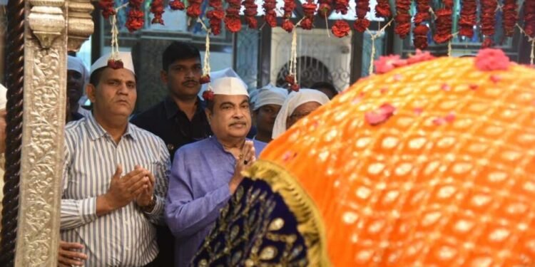 नागपूर :- संत ताजुद्दिन बाबा यांच्या ८०व्या वार्षिक उरुस निमित्त गडकरी यांनी दर्शन घेतले….
