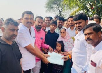 तानाजीराव सावंत यांनी संजय सावंत यांच्या कुटुंबास आर्थिक मदतीसह मुलांचं पालकत्व स्वीकारले…..