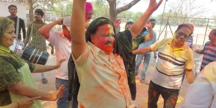 1978 च्या बॅचचे सर्व विद्यार्थी एकत्रित ! हरिभाई देवकरण शाळेतील माजी विद्यार्थ्याकडून रंगपंचमी साजरी…..