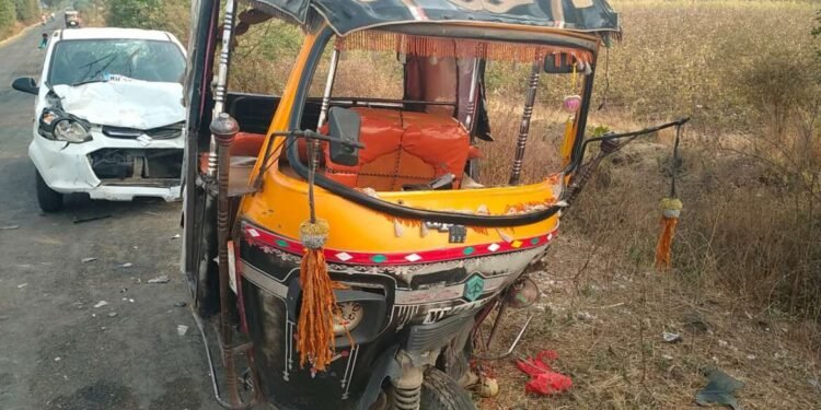 सोनपेठ- परळी राष्ट्रीय महामार्गावर कार व ऑटोच्या अपघातात 12 जखमी…..